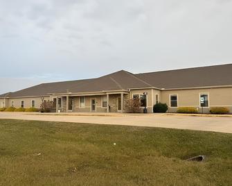 Newly Remodeled! B8 - Two Room Suite, King & Queen - Mattoon - Budova
