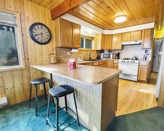 Totem Pole Lodge located in private home in the woods - Duck Creek Village - Cocina