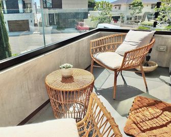 Naples Luxury Retreat - 3 BDR Stay for 6 w Rooftop Patio - Long Beach - Balcony