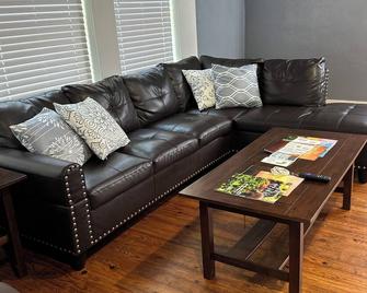 Charming 2-bedroom house with AC, WiFi in serene Van Buren - Van Buren - Living room