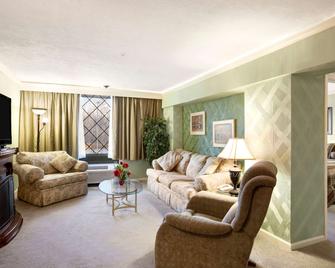 Ramada Hotel & Conference Center by Wyndham Lewiston - Lewiston - Living room