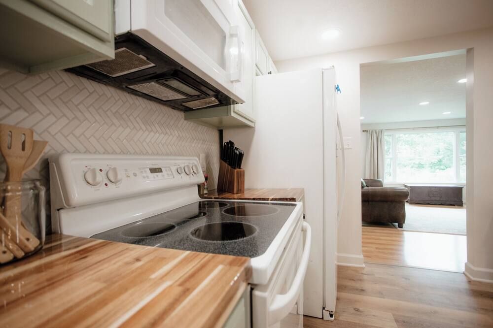 Charming 3-bedroom cottage on the creek with AC