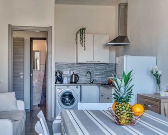 Izzhome Cozy Sunflowers - Pula - Cucina