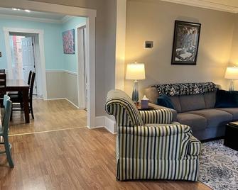 Potomac River Quantico Marines 2br Bungalow Home - Quantico - Sala de estar