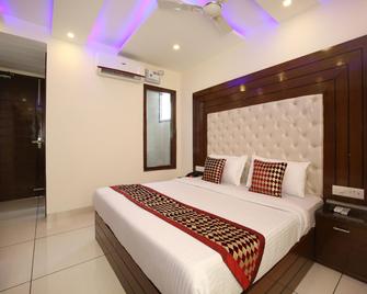 OYO Hotel Silver Palm - Panchkula - Slaapkamer