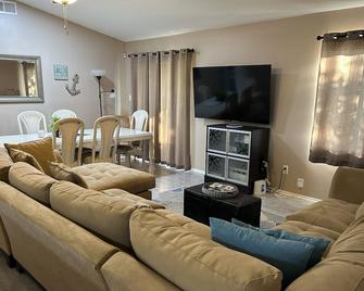Alderwood lake house Sanford/Orlando near SFB - Sanford - Living room