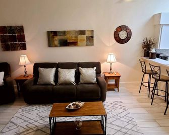 Charming Villa in Safety Harbor for the Family - Safety Harbor - Living room