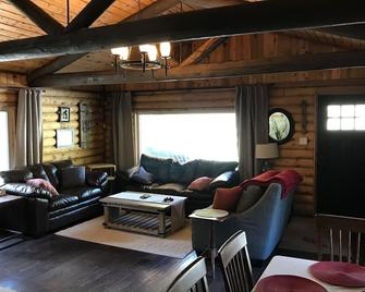 Remodeled Log Cabin On The Creek! - Idaho Springs - Living room