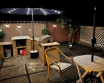 Bungalow only 2 blocks from the ocean ( Cliff ) with private patio & OCEAN VIEW - Hawaiian Beaches - Patio