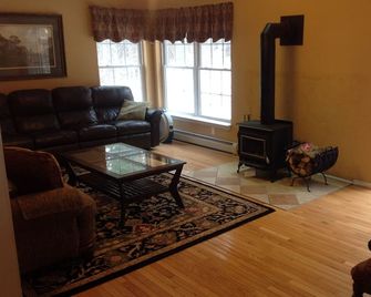 Large Clean Home In Pine Bush Near Wallkill Bethel, Watchtower Farm, Ny - Pine Bush - Living room