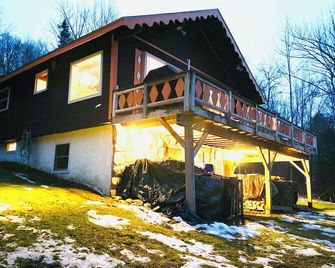 3+ -bdrm chalet with loft sleeps 2 - 10 min from Magic, 20 mins to Stratton. - West Townshend - Building