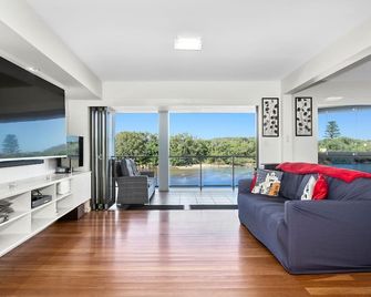 Sunset Waters Creekfront Apartment - Kingscliff - Living room