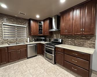 Cozy Home with Pool & Jacuzzi - Los Ángeles - Cocina