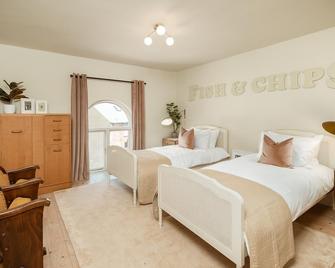 Stylish Seaside home with King beds and parking - Scarborough - Bedroom