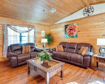 Kilgore Gem: Pet-Friendly Cabin w/ Duck Pond! - Kilgore - Huiskamer