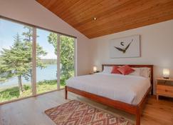 Stunning West Coast Waterfront Luxury Home - Tofino - Slaapkamer