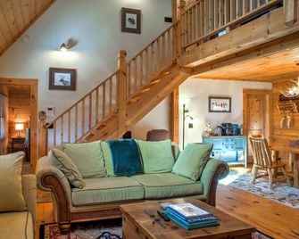 Pisgah Pines | Cozy Log Cabin w/ Hot Tub & Fire Pit Near Asheville Airport - Arden - Living room