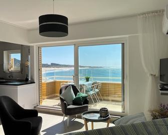 Facing the ocean: beautiful apartment terrace - Vila Praia de Ancora