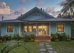 Gorgeous Renovated 1937 Plantation Style Beach House 50 Steps To The Center Of The Beach 5 Bedroom Home by RedAwning - Kailua - Gebäude