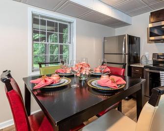 Modern Raleigh Retreat w/ Backyard & Fire Pit! - Raleigh - Dining room