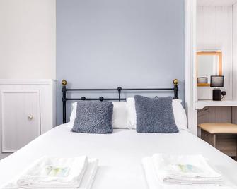 Standard King Bed, Ensuite - Whitby - Bedroom