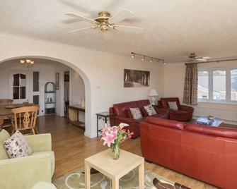 Beau Vallon Holiday Apartments - Saint Saviour - Living room