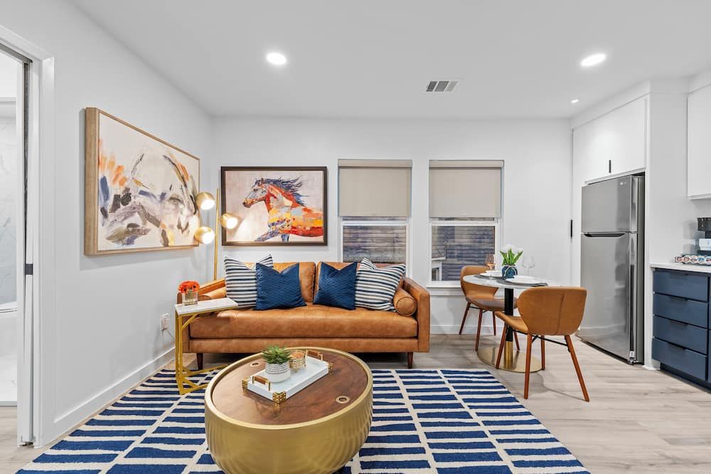 Prime Location - Stylish 1BR Retreat in Bishop Arts - דאלאס - סלון