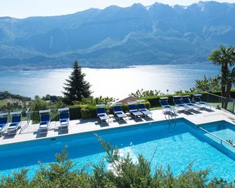 Village Hotel Lucia - Pieve di Tremosine - Piscina