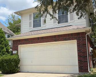 Southwest City Area Nice Home in Gated Community - Houston - Building