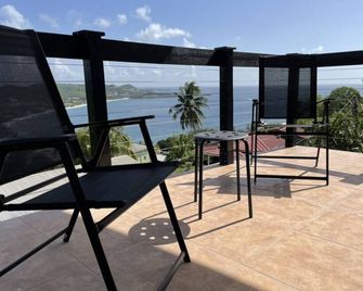 Lovely breathtaking 2 bedroom - Lance aux Épines - Balcón