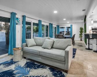 Adventure at Siesta Key Beach & Sandbar Escape - Sarasota - Living room