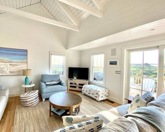 Fully Renovated: Views, Sunsets, Beaches, Madaket! - Nantucket - Sala de estar