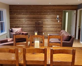 Ultimate privacy on 10 acres, weed free shoreline, beautiful sunsets, Wolfe Lake - Westport - Dining room