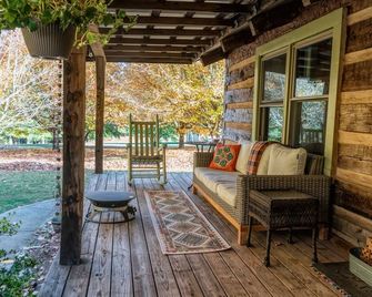 Private and peaceful cabin in convenient location with seasonal outdoor pool - Kodak - Patio