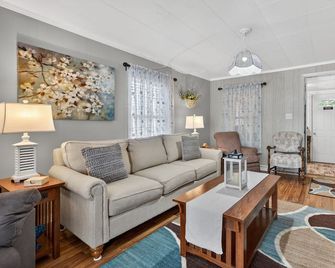 Newly Updated Canal Cottage 3 Queen Beds Sleeps 6 No Cleaning Fees - Morris - Living room