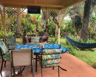 Jacoway Inn Gardenia Studio - open garden view, peace, privacy and relaxation - Calibishie - Patio