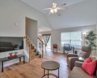 Clear Circle- Modern 3/2.5 near everything! Smryna- Off I-24! - Smyrna - Living room