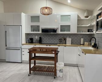 Minimalist Modern Guest home in the heart of Fallbrook - Fallbrook - Kitchen