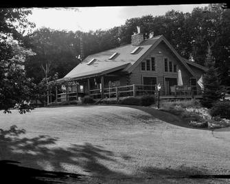 Cabin-N-the Woods, the Finest in Log Cabin Lodging - Mauston - Building