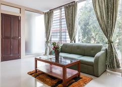 4 Seasons Suites Offers Luxury Apartment Suites Ideal For 4 Persons Near Forum - Bengaluru - Living room