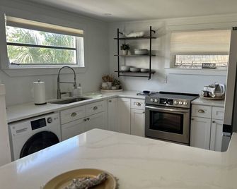 Hidden Gem- Waterfront Guest house - Hudson - Cocina