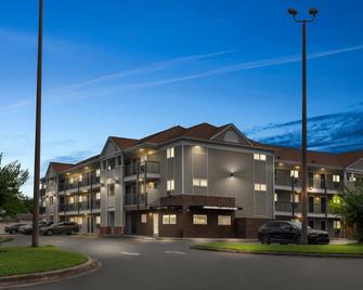 HomeTowne Studios & Suites by Red Roof Charlotte - Ballantyne - Charlotte - Bâtiment