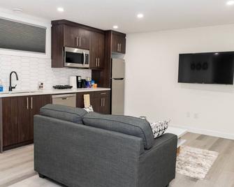 Amazing Basement Suite With a Dedicated Workspace - Airdrie - Keuken