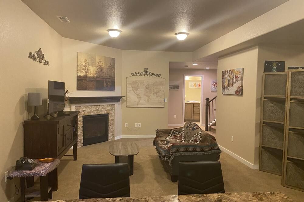 3 bedrooms, living room, kitchen for rent in beautiful house & great location. - קולרדו ספרינגס - סלון