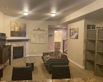 3 bedrooms, living room, kitchen for rent in beautiful house & great location. - Colorado Springs - Soggiorno