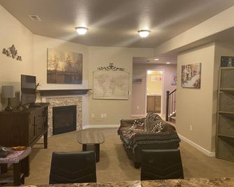 3 bedrooms, living room, kitchen for rent in beautiful house & great location. - קולרדו ספרינגס - סלון