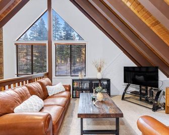 Mountain Solitude Minutes from Village and Skiing - Incline Village - Salon
