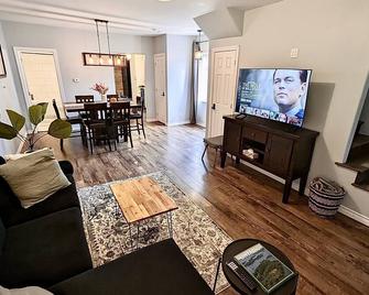 Cozy 2bdr Oasis In Ontario's Best Advent - Sault Ste Marie - Living room