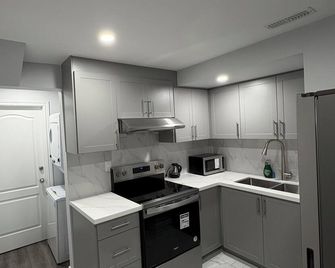 Basement apartment with separate entrance - Milton - Küche