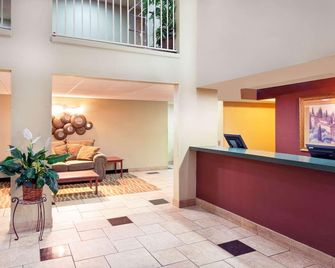 Rodeway Inn & Suites Chandler - Phoenix South I-10 - Chandler - Lobby